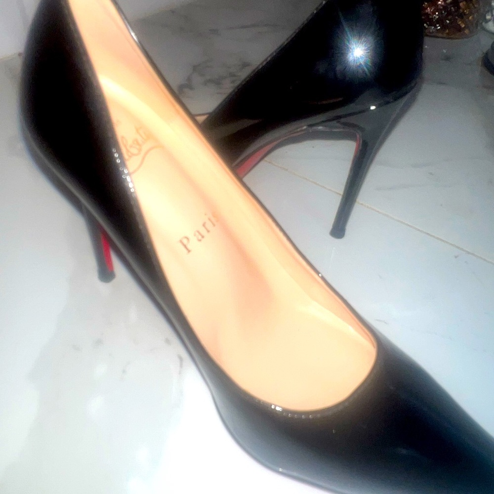 Black pumps
